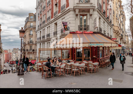L'hiver à Paris ,les gens assis dehors Chez Ginette sur la Rue Caulaincourt, un café et restaurant, Montmartre, Paris Banque D'Images