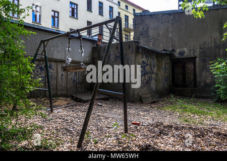 L'abandon des enfants abandonnés cour avec le swing avec corde effilochée. à Lodz, Pologne. Banque D'Images