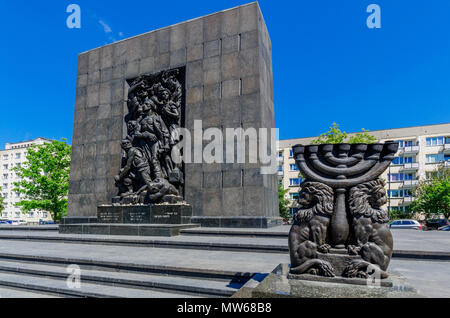 Varsovie, Pologne. Le Monument aux héros du Ghetto, conçu par Natan Rapaport. Banque D'Images