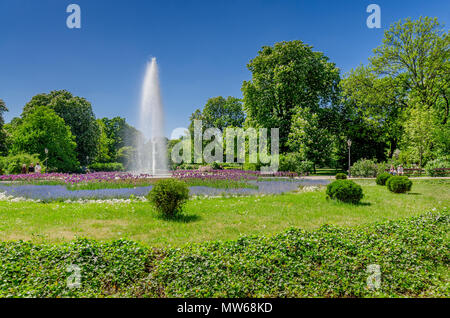 Varsovie, Pologne. Jardin qui entoure le Palais Krasinski (ou Palais de la Communauté), palais baroque construit au xviie cen Banque D'Images