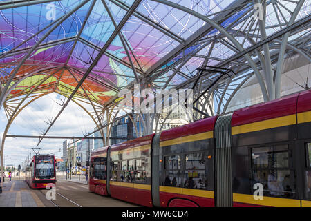 Les gens et les tramways à l'arrêt de la station de tramway Centrum Piotrkowska à Lodz, Pologne. Banque D'Images