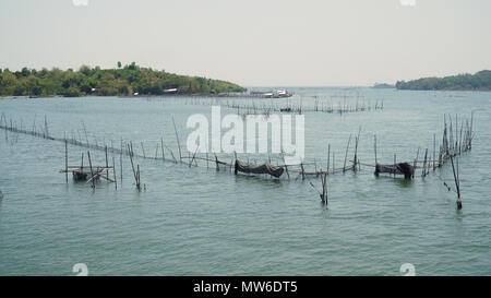 La ferme du poisson avec les cages pour le poisson et les crevettes dans les Philippines, l'île de Luçon. Les étangs du poisson pour bangus, chanos. Cages à poissons pour l'aquaculture du tilapia, l'élevage des chanidés pisciculture ou pratiques. Banque D'Images