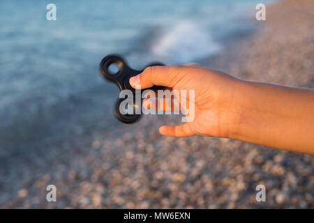 Fidget filage pour enfants sur le bord de mer de bobine, le jouet. Banque D'Images