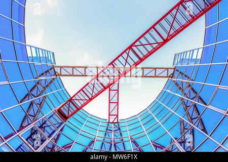 Résumé L'architecture verticale réfléchissant avec le feu s'échappe en Angloueme, France. Rouge avec une couleur bleue dominante . Banque D'Images