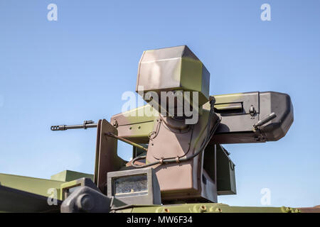 Poste de tir télécommandé armé de mitrailleuse de 12,7 mm, intégré sur des véhicules blindés. Banque D'Images
