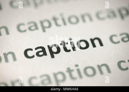 Légende de texte imprimé sur papier blanc macro Banque D'Images