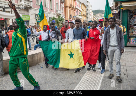 Groupe d'immigrants africains du Sénégal, le 15 avril 2018, à Corso Mazzini à Cosenza, Calabre, Italie Banque D'Images