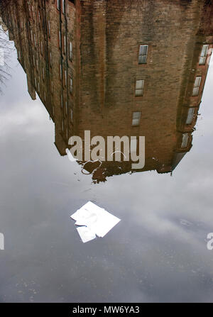 Édimbourg, Écosse- 7 janvier 2009 : une réflexion d'un tenement bloc dans l'eau du canal. Banque D'Images