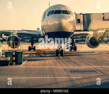 Vue avant de l'avion a atterri dans un terminal de l'aéroport de Heathrow, Londres UK. Banque D'Images