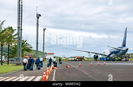 Un membre d'équipage aérien LATAM Dreamliner Boeing 787 sur l'aire de l'aéroport à l'Aéroport International Mataveri piste, l'île de Pâques, Chili Banque D'Images