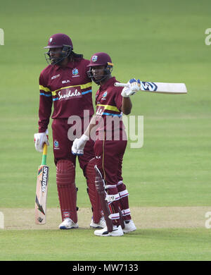 West Indies' Lewis d'Evin, (à droite) célèbre sa 50 alonside Chris Gayle au cours de la campagne de financement spéciale T20 match International à Londres, du Seigneur. Banque D'Images