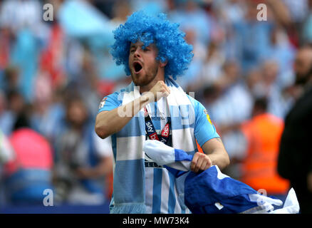 La ville de Coventry célèbre Marc McNulty après le ciel Bet League Final deux au stade de Wembley, Londres Banque D'Images