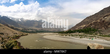 Panorama de la rivière Gilgit, Pakistan, Gilgit-Baltistan Province Banque D'Images