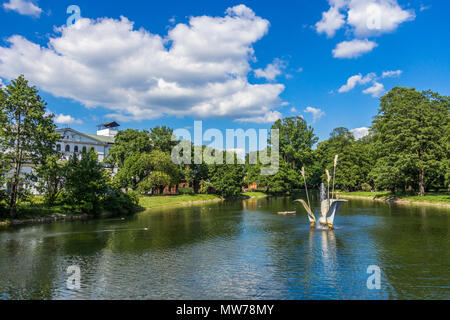 Parc du lac à Reymonta, Lodz, Pologne, montrant une fontaine , la première du programme "Fontaines de Łódź,' et l'usine blanc Banque D'Images