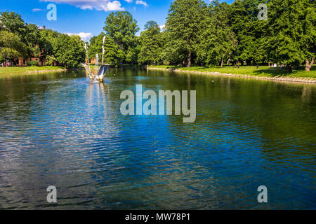 Parc du lac à Reymonta, Lodz, Pologne, montrant une fontaine , la première du programme "Fontaines de Łódź,' Banque D'Images