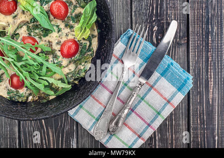 Fritatta aux tomates sur une poêle de fer Banque D'Images