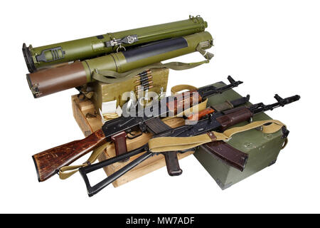 Fort de l'armée de munitions avec AK47 et des munitions de fusil isolé Banque D'Images