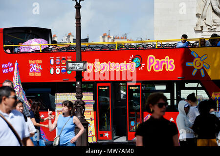 Big Bus sightseeing sur les Champs-Elysées - Paris - France Banque D'Images