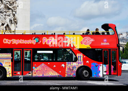 Big Bus sightseeing sur les Champs-Elysées - Paris - France Banque D'Images