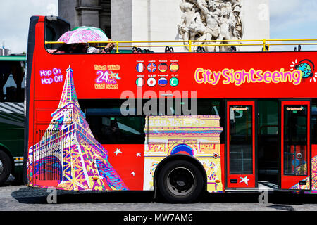 Big Bus sightseeing sur les Champs-Elysées - Paris - France Banque D'Images