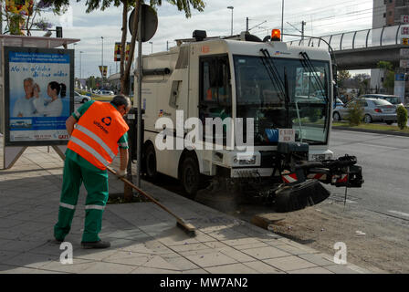 Une balayeuse avec son conseil municipal le nettoyage des rues véhicule sur les rues de Jerez de la Frontera en Andalousie, sud de l'Espagne Banque D'Images