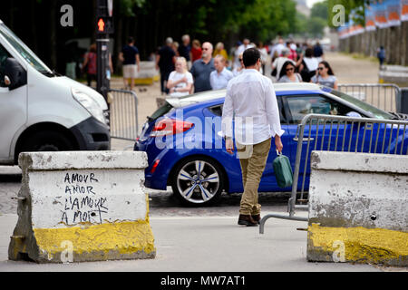 Bornes de sécurité sur les Champs-Elysées - Paris - France Banque D'Images