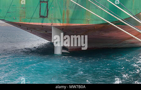 Stern de Cargo . Close-up.Navire désarmé aux côtés de chantier pour les réparations. Le point de droit. Banque D'Images