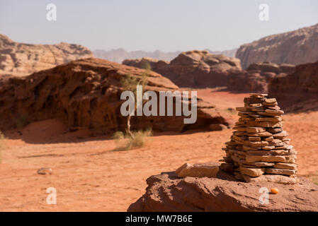 Pile de pierres, pierre équilibré pyramide dans le désert. Wadi Rum, Jordanie Banque D'Images