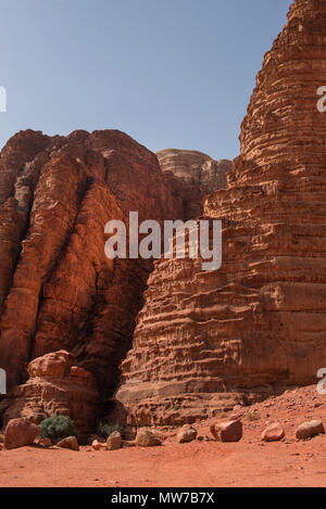 L'entrée dans le canyon Khazali, gorge contenant des inscriptions anciennes. Wadi Rum, Jordanie Banque D'Images