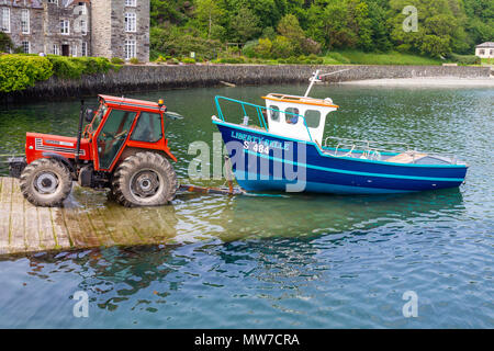 Bateau de pêche belle liberté d'être lancé sur castletownshend cale après un hiver sortir à repeindre. L'Irlande. Banque D'Images