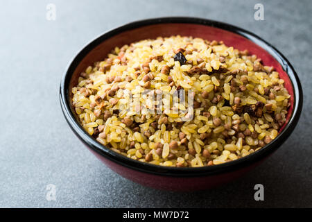 Boulgour de sarrasin avec du riz brut / Boulgour pour Pilav ou Pilaf. Les aliments crus biologiques. Banque D'Images