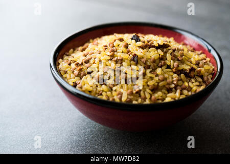 Boulgour de sarrasin avec du riz brut / Boulgour pour Pilav ou Pilaf. Les aliments crus biologiques. Banque D'Images