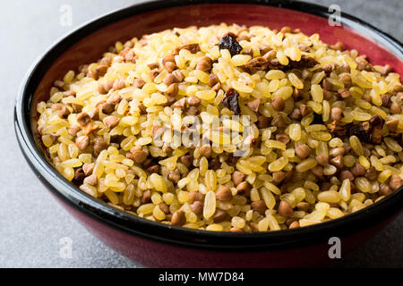 Boulgour de sarrasin avec du riz brut / Boulgour pour Pilav ou Pilaf. Les aliments crus biologiques. Banque D'Images