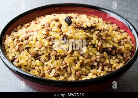 Boulgour de sarrasin avec du riz brut / Boulgour pour Pilav ou Pilaf. Les aliments crus biologiques. Banque D'Images