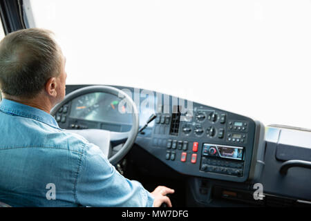 Mains d'un conducteur au volant d'un monospace voiture ou bus sur la route d'asphalte Banque D'Images