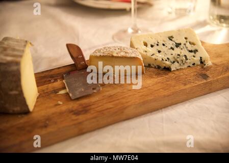 Fromage : du vrai fromage sur un vrai plateau de fromages sur une vraie table de dîner français Banque D'Images