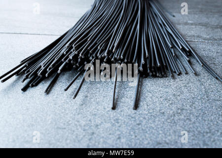 Les pâtes Spaghetti noir aromatisé avec de l'encre de calmar ou seiche. L'alimentation biologique. Banque D'Images