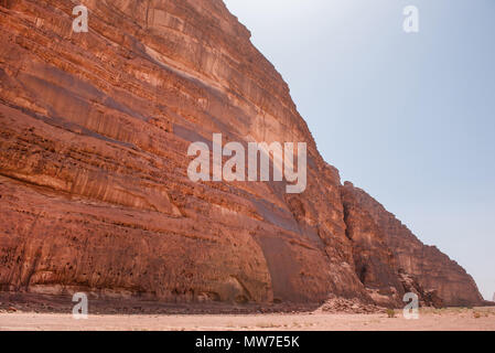 Petroglyps Anfashieh et inscriptions préhistoriques sur un mur de pierre. Rock art dépeignant une caravane de chameaux de période nabatéenne et Thamudic dans Wadi Ru Banque D'Images