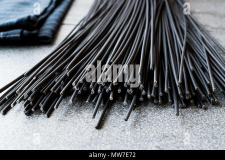 Les pâtes Spaghetti noir aromatisé avec de l'encre de calmar ou seiche. L'alimentation biologique. Banque D'Images