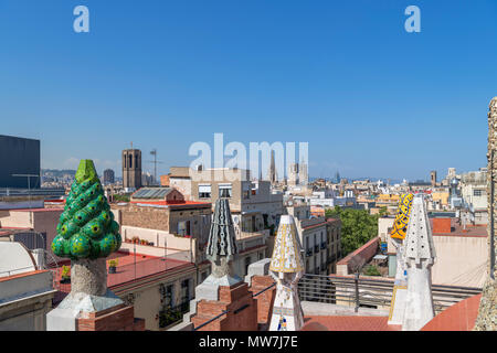 Vue sur la ville depuis le toit de la Palau Guell de Gaudi conçu, El Raval, Barcelone, Espagne Banque D'Images