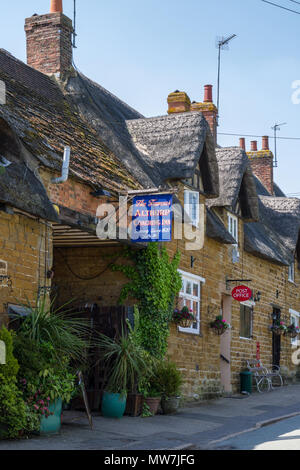 L'Althorp Coaching Inn (ou Fox and Hounds comme il a été précédemment connu), un 16ème siècle en pierre et en chaume inn Great Brington, UK Banque D'Images