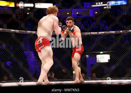 Aaron Aby (à droite, en face de la caméra) et Connor Hignett (gauche, dos à la caméra) dans un concours à catchweight PBR 54 à Manchester, au Royaume-Uni. Aby a gagné après trois tours par décision partagée. Championnat absolue Berkut, Mixed Martial Arts, MMA. Banque D'Images