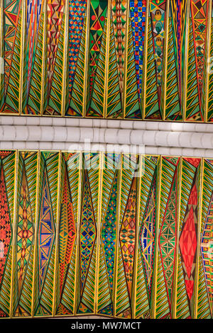 Plafond peint en couleur de la cathédrale Almundena, Madrid, Espagne. Mai 2018 Banque D'Images