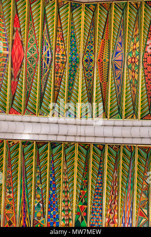 Plafond peint en couleur de la cathédrale Almundena, Madrid, Espagne. Mai 2018 Banque D'Images