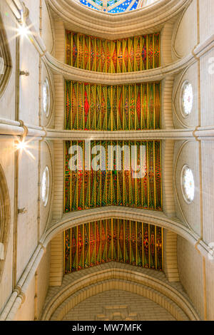 Plafond peint en couleur de la cathédrale Almundena, Madrid, Espagne. Mai 2018 Banque D'Images