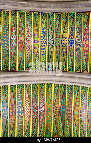 Plafond peint en couleur de la cathédrale Almundena, Madrid, Espagne. Mai 2018 Banque D'Images