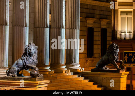 Monument du Lion animal avec globe assis sur plaque dans Congrès espagnol des députés, Madrid Banque D'Images