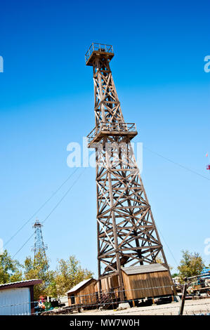 Californie, comté de Kern, Taft, West Kern Oil Museum, situé sur le site original, le Jameson #17 puits de pétrole en bois derrick . Banque D'Images