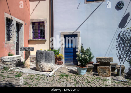 Le centre de l'Istrie, Croatie - tables et bancs en pierre en face d'une ancienne maison de résidence dans la ville médiévale de Grisignana également connu sous le nom de Groznjan Banque D'Images