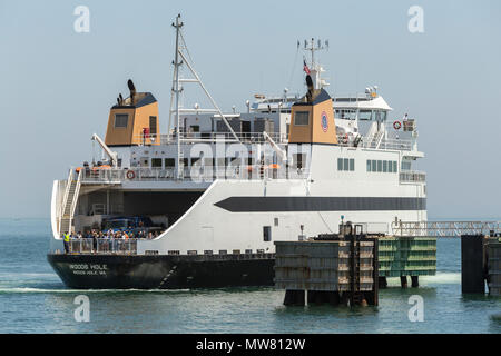 Steamship Authority ferry 'MV' Woods Hole à Martha's Vineyard se prépare à quai au terminal de ferries de Oak Bluffs après son arrivée en provenance du continent. Banque D'Images